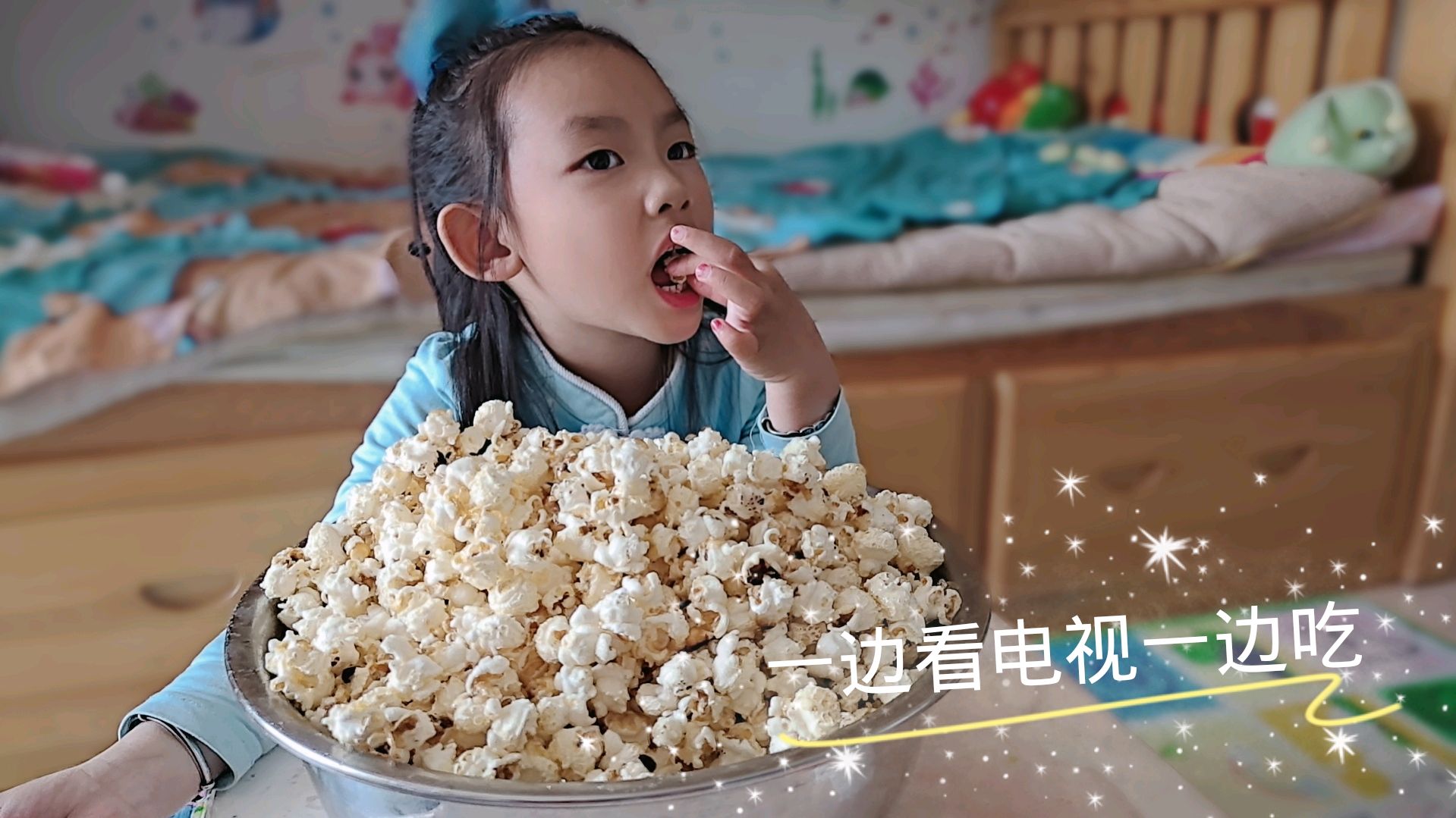 在家自制爆米花,只需炒菜锅摇晃30秒,2块钱做出一大盆