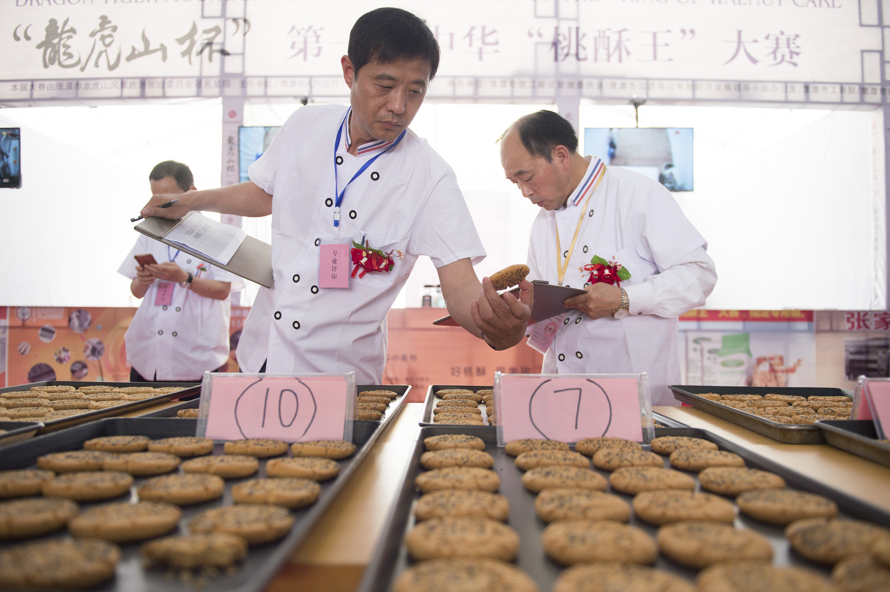 江西鹰潭:"桃酥节" 引客来(2)