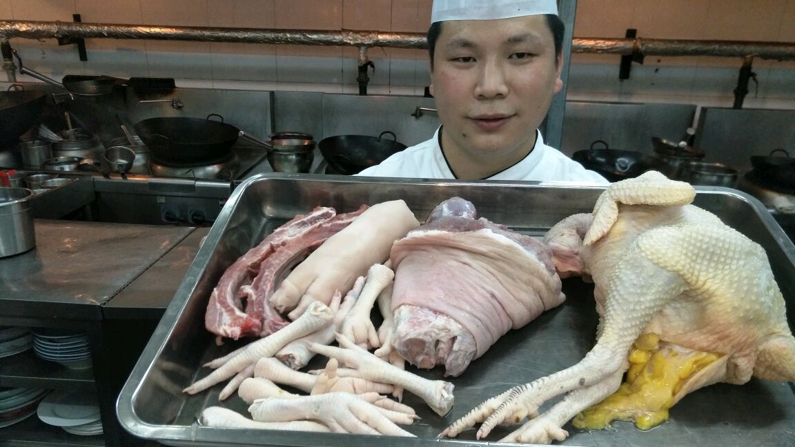 厨师行道有一句老话:“唱戏的腔厨师的汤”看大厨如何制作高汤