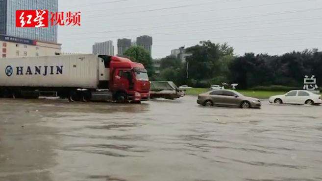 [图]雨好大大大大！成都一路段积水达10公分左右