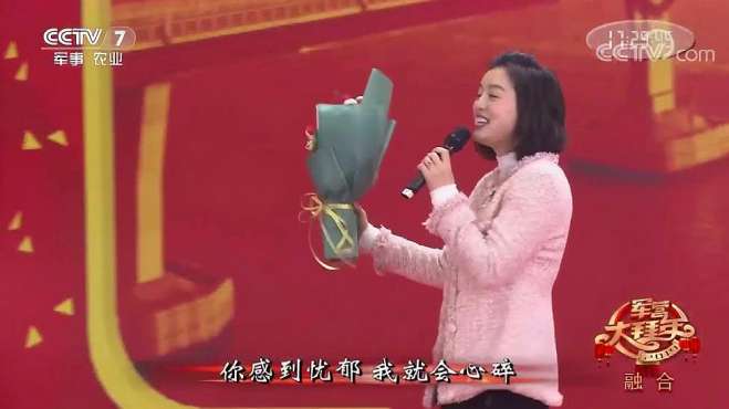 [图]白雪演唱《我的祝福》，唱完把手里的花送给了观众席的工人师傅！