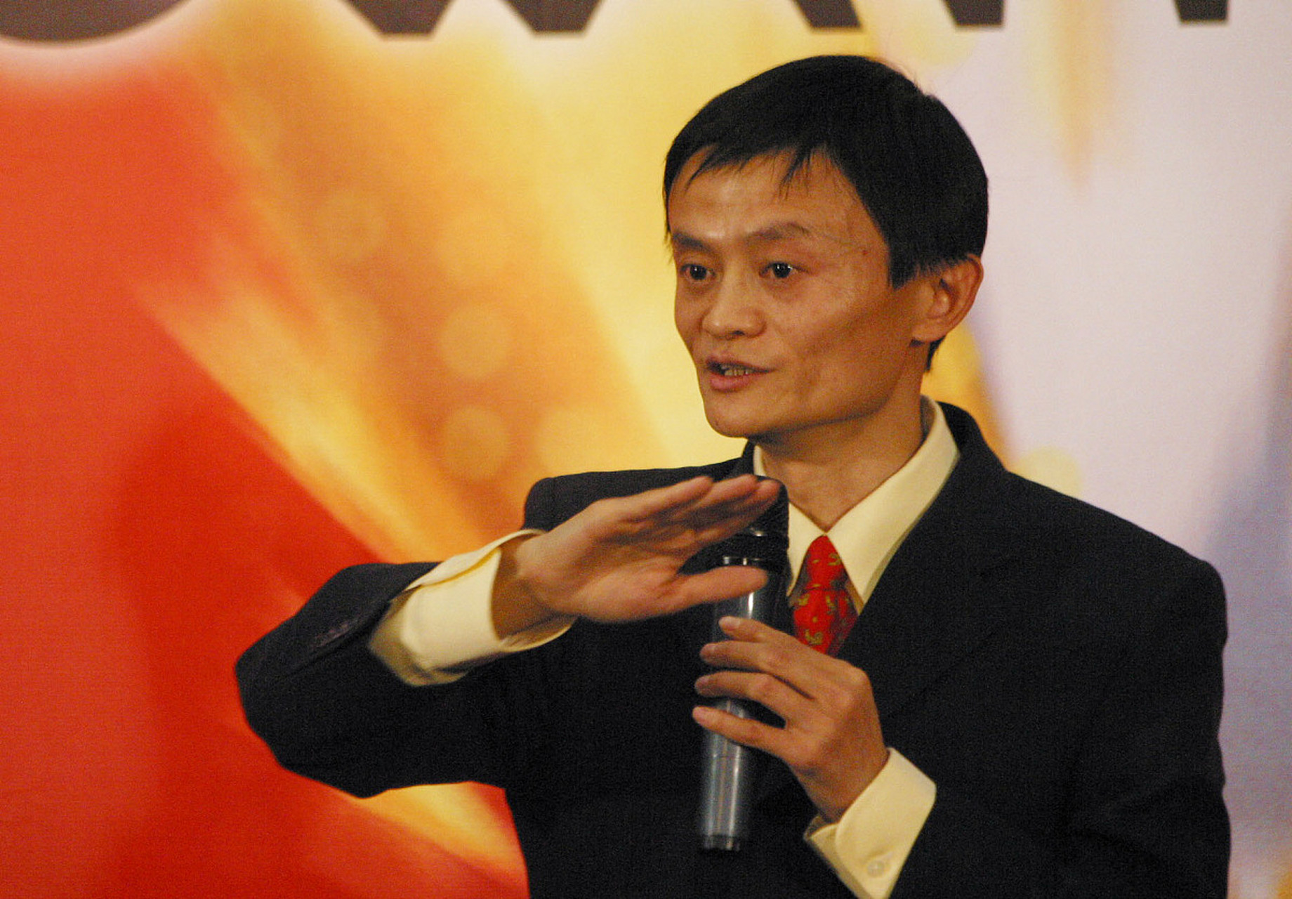 日前,阿里巴巴创始人马云宣布将担任3所大学的校友讲席教授,引发了