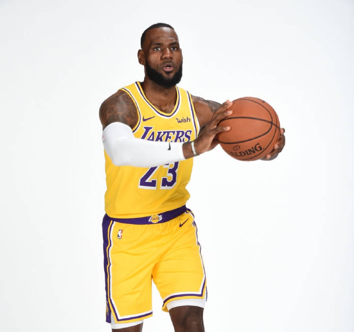 终于不用再靠ps了!紫金军团23号詹姆斯霸气亮相湖人定妆照