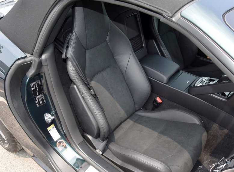 捷豹f-type:整体的空间的设计非常合理,乘坐空间非常舒适宽敞,一米八