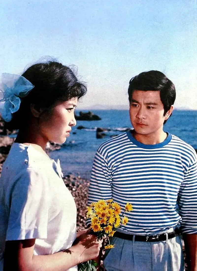 她演《爱情与遗产》女一号成名,与李秀明是同学,早年息影为哪般