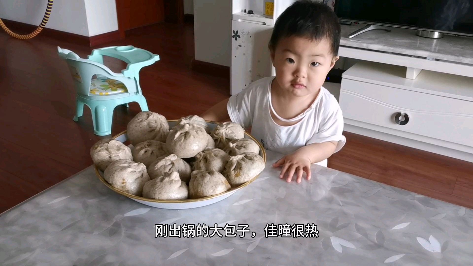 15个月宝宝看到刚出锅的包子会怎样,知道热不敢下手拿,好聪明啊
