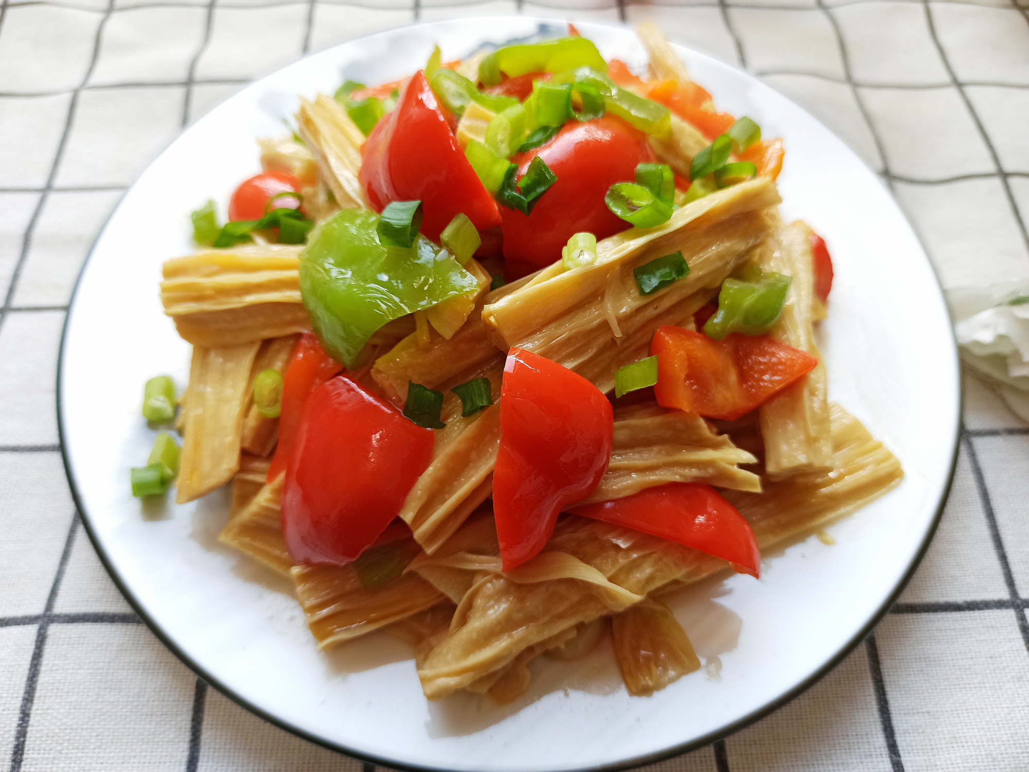 为什么很多人炒的腐竹难吃?原来没做这一步,做对了味道不输饭店