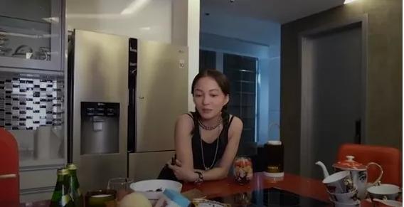 张韶涵豪宅内饰曝光,谁注意桌子上的矿泉水?得知价格网友沉默了