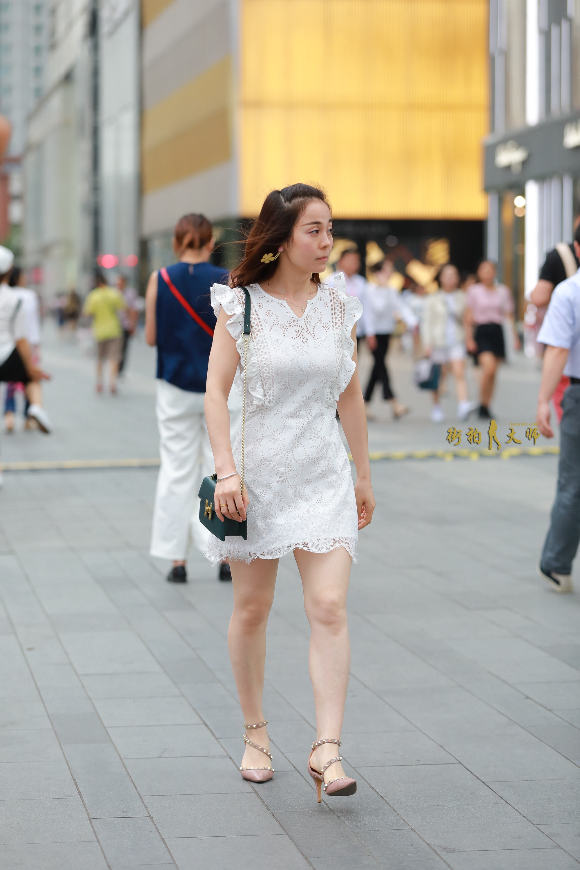 街拍:熟女气质超好,穿黑色连衣裙搭配小高跟,很女人的穿搭!