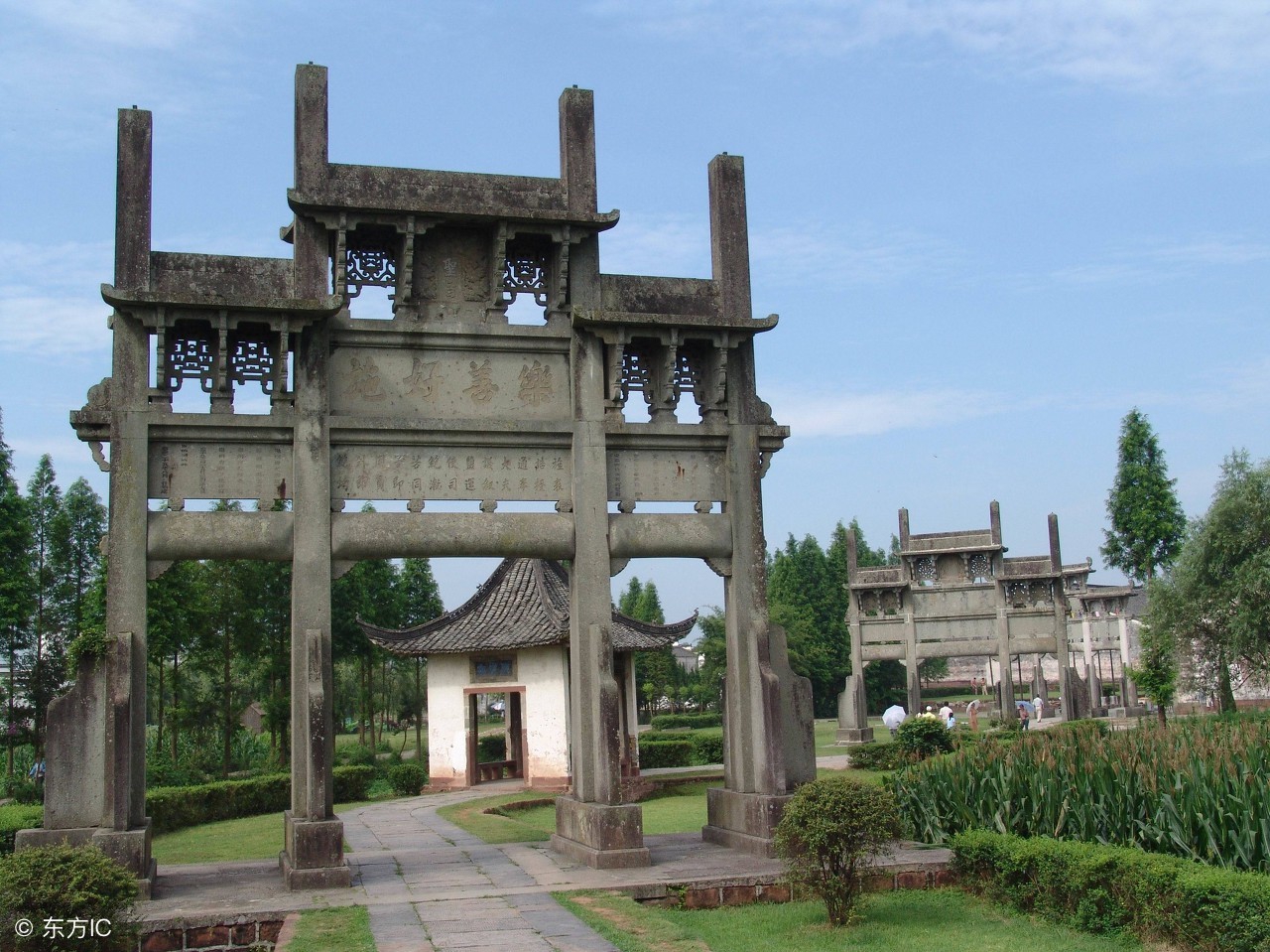 慈孝里坊,上面镌刻的是"御制","慈寺里",为旌表宋末处士鲍余岩,鲍寿逊