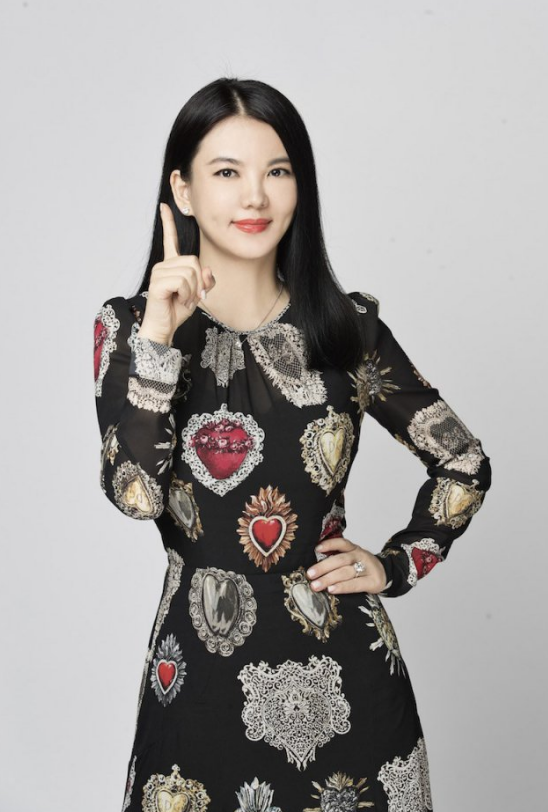 李湘贴出女儿近照,王诗龄瘦出尖下巴,网友:遗传了爸妈的优点!