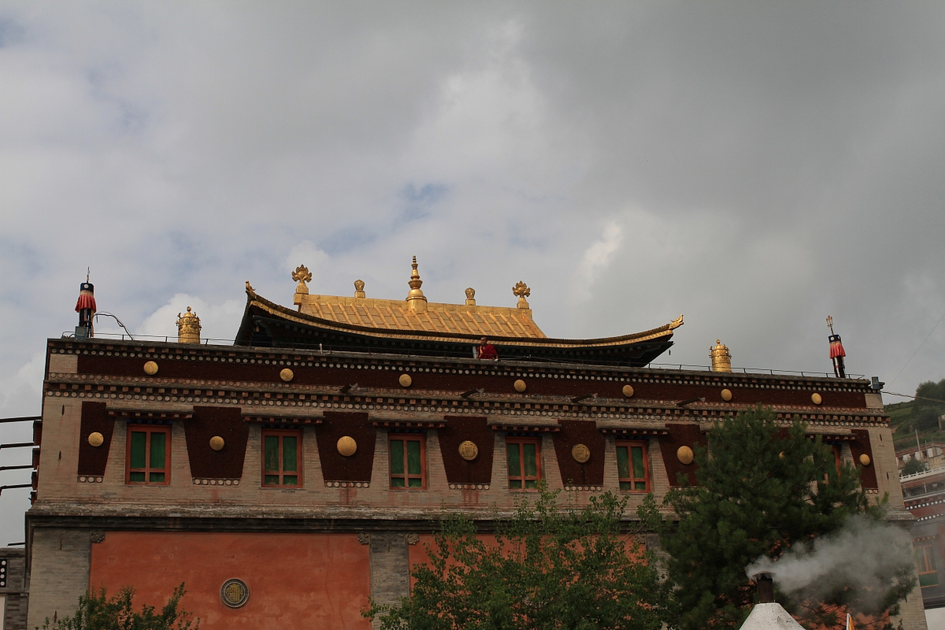 区日喀则市江孜县的江孜镇上,有一座独特的藏传佛教寺院——白居寺