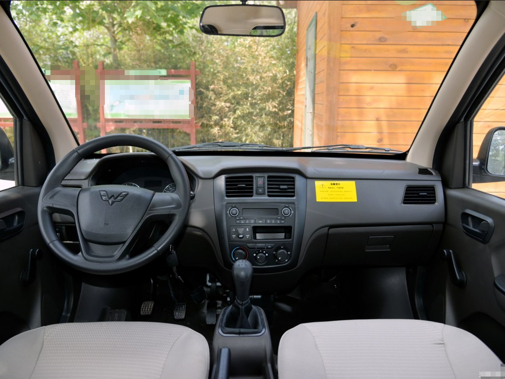 上汽通用五菱-五菱荣光,看起来上档次,外观很潮流!