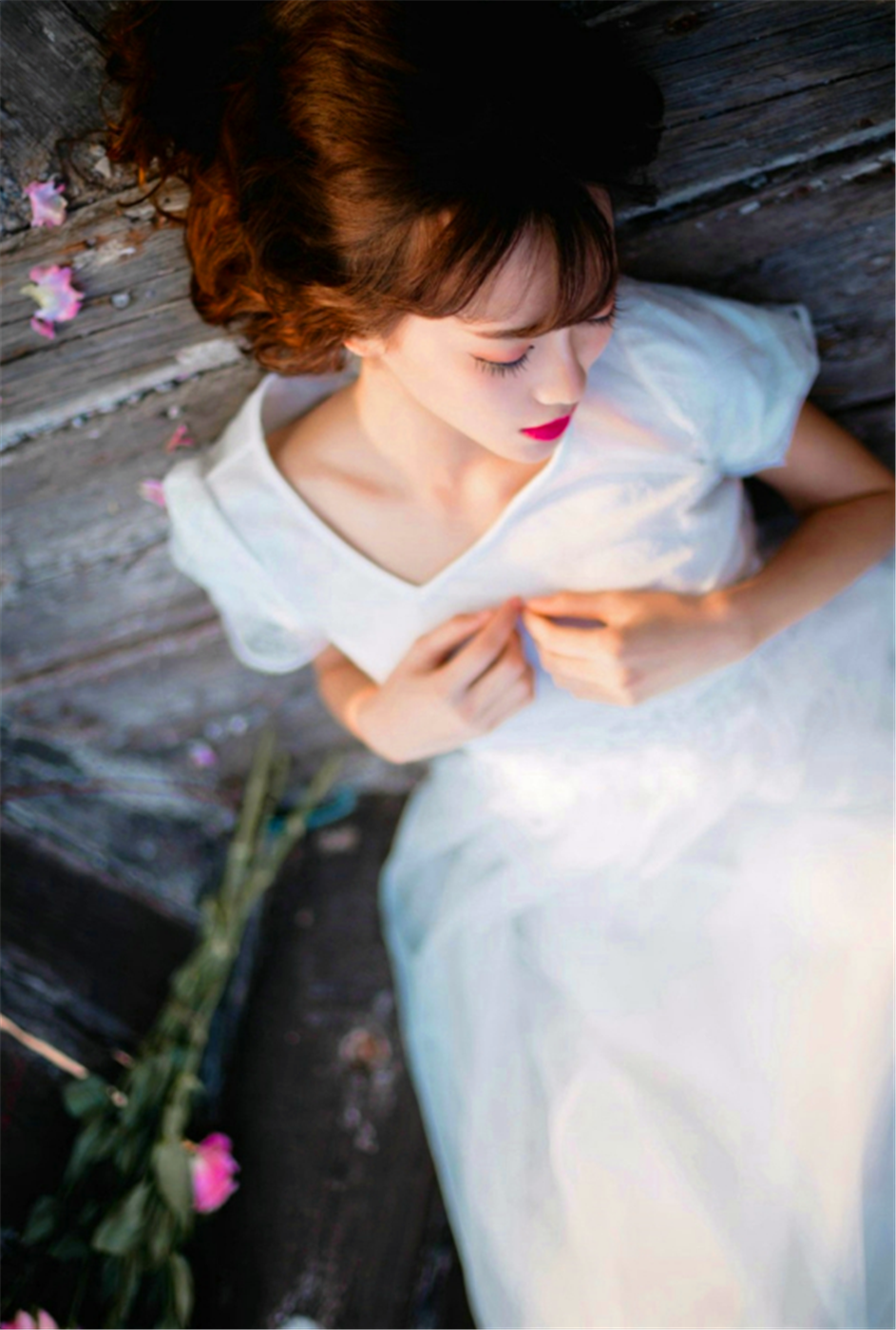 短发轻纱气质少女在破旧渔船上浪漫写真