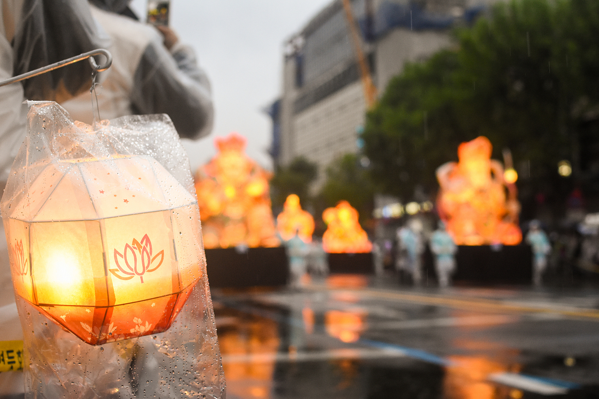 中秋节有许多传统习俗,以下是一些常见的习俗及其寓意:  赏月吃月饼