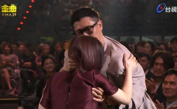 徐佳莹与老公婚后首同框穿情侣装疑拍婚纱照