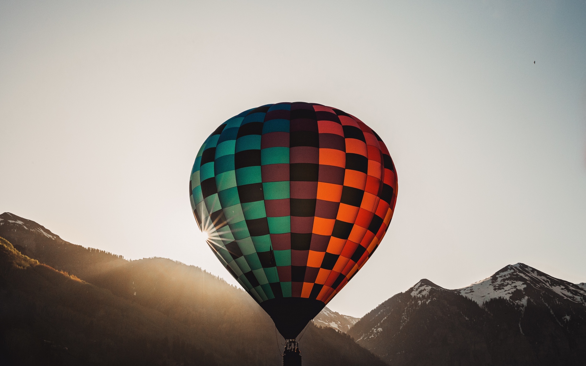 天空中唯美的氢气球高清图片桌面壁纸,分辨率:1920x1200