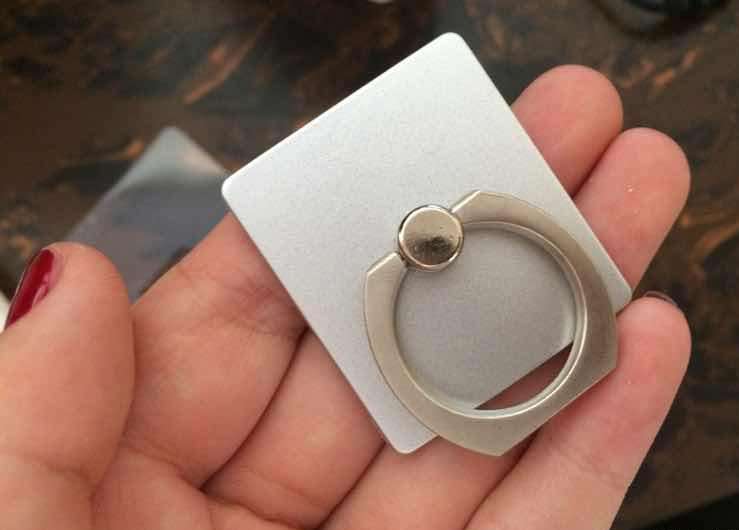 手机指环扣别粘在手机上了,其实它还有这个用法,只是知道的人少