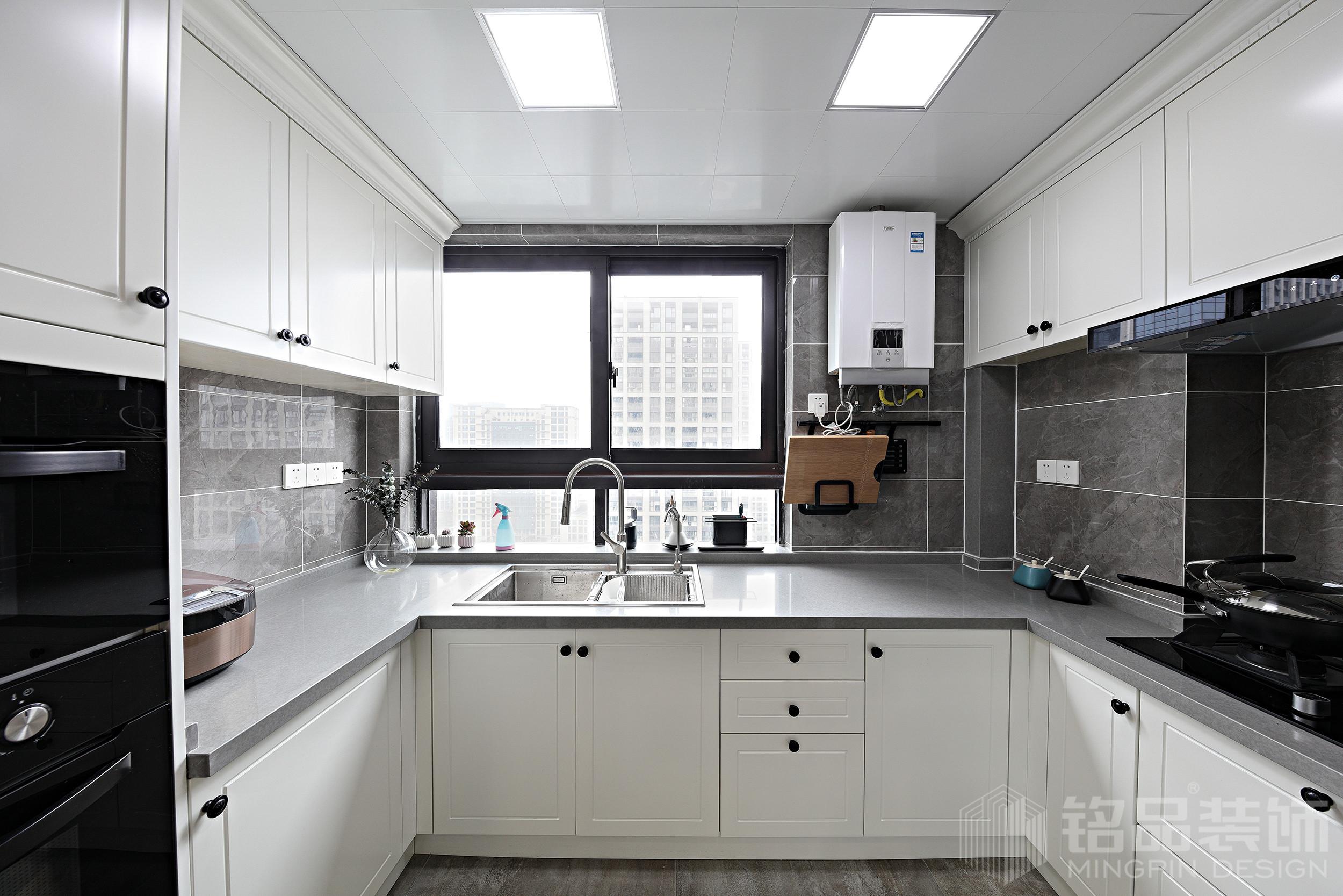 黑白灰色搭配的u字形厨房,时尚雅致.随时享受不同的烹饪体验.