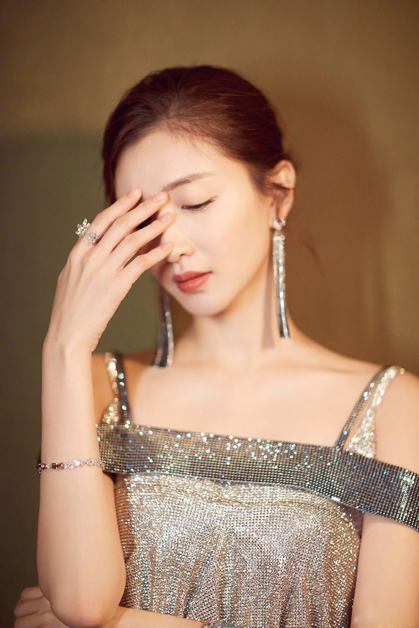 太耀眼,江疏影身穿16万颗水晶吊带连衣裙现身,美得移不开眼!