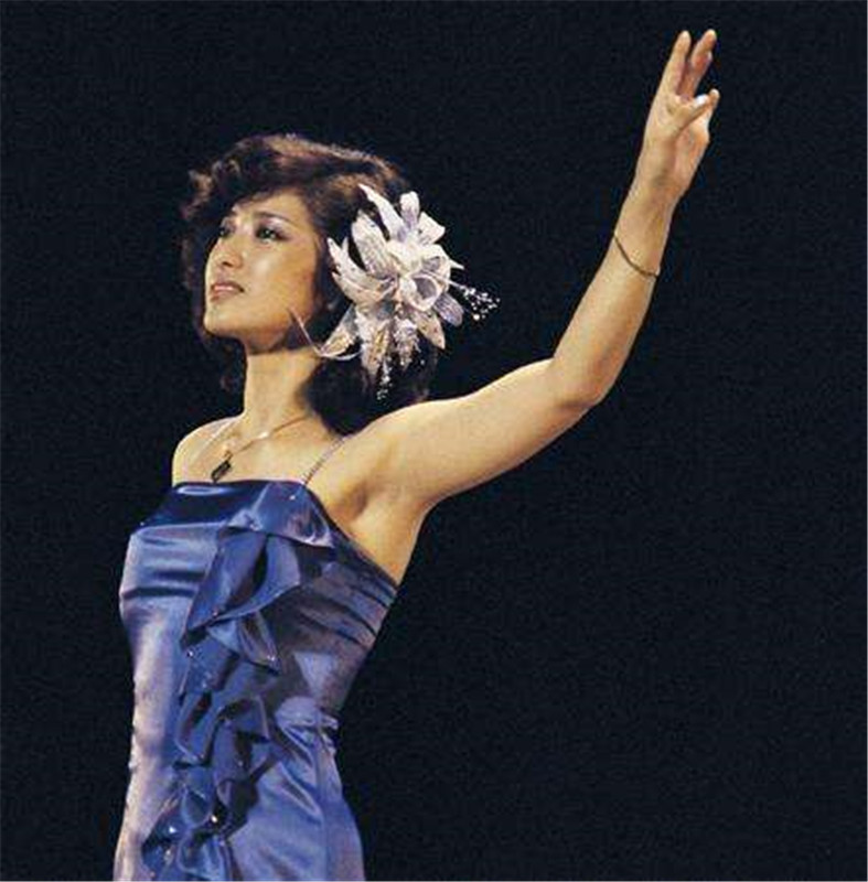 山口百惠正在演唱会唱歌,突然一位白裙少女冲上台,展现温馨一幕