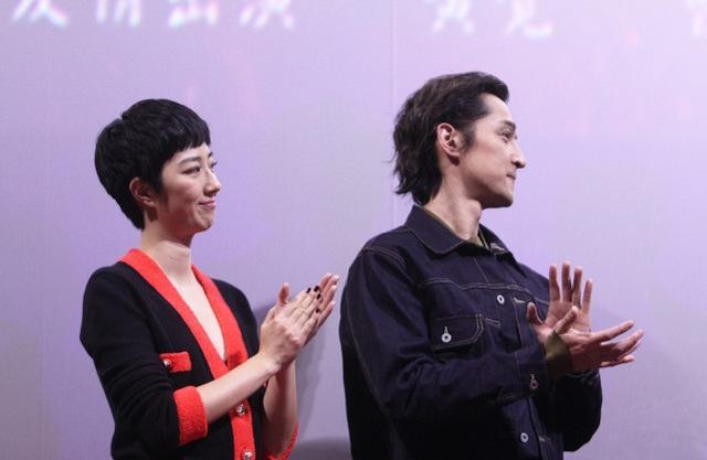 胡歌桂纶镁组红黑cp同框画面养眼 对视甜笑击掌互动热络感情深厚