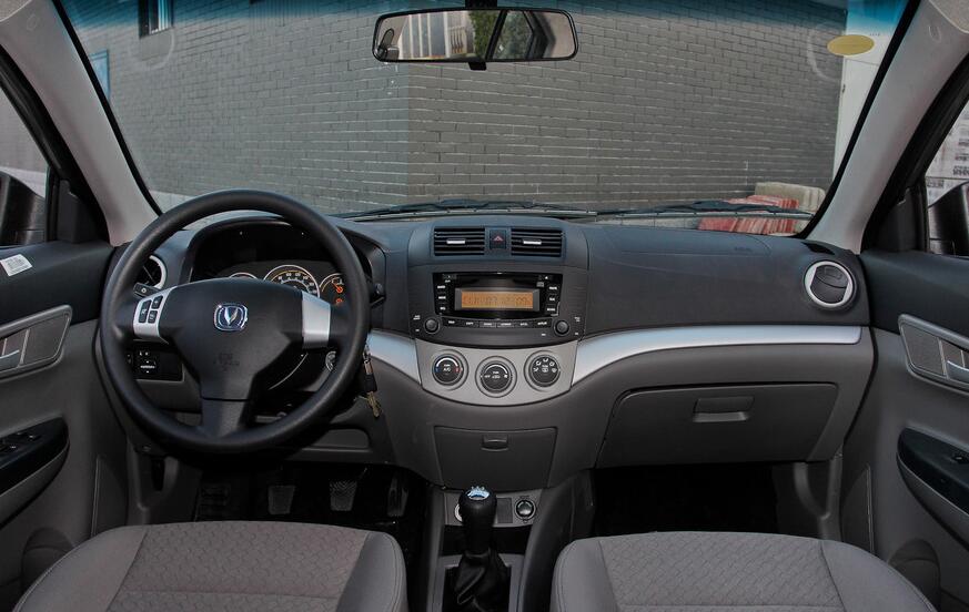 长安汽车-悦翔,外观看起来很凝重,内饰空间大部分是塑料