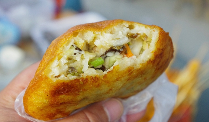 福州特色美食鼎边糊搭配虾酥,量大料足的海蛎饼,都十分美味