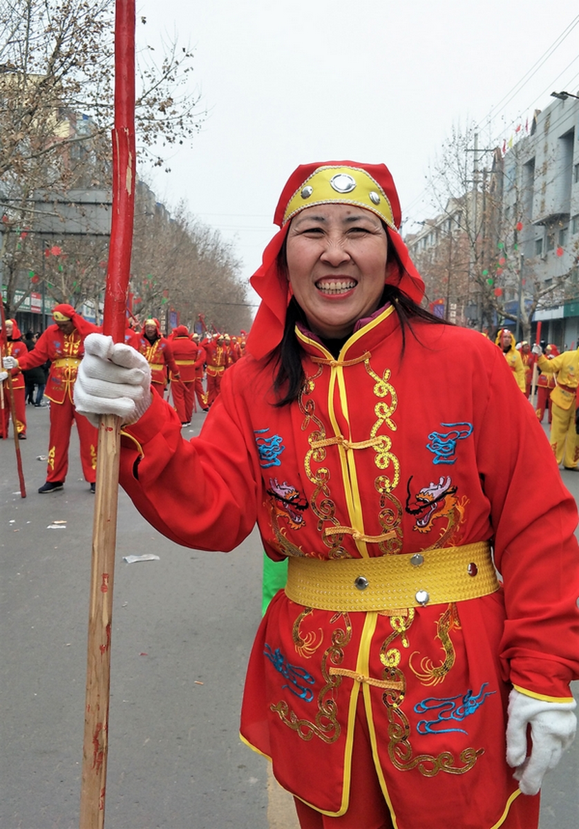 闹社火,村里男女老幼人手一棍,据说节目是赵匡胤手上传下的