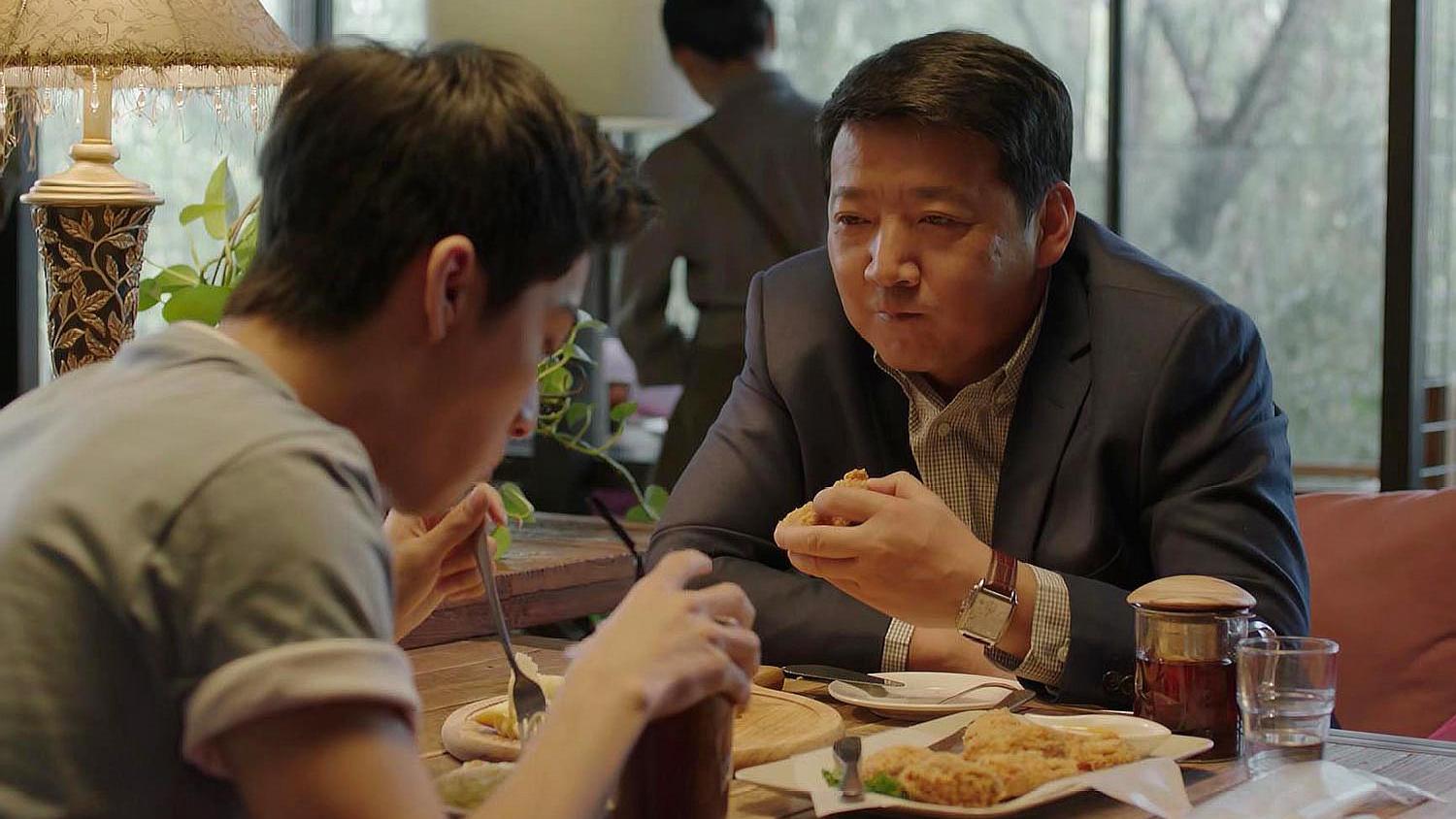 《小欢喜》季区长玩起了娃娃机,他要找回的却不是童真
