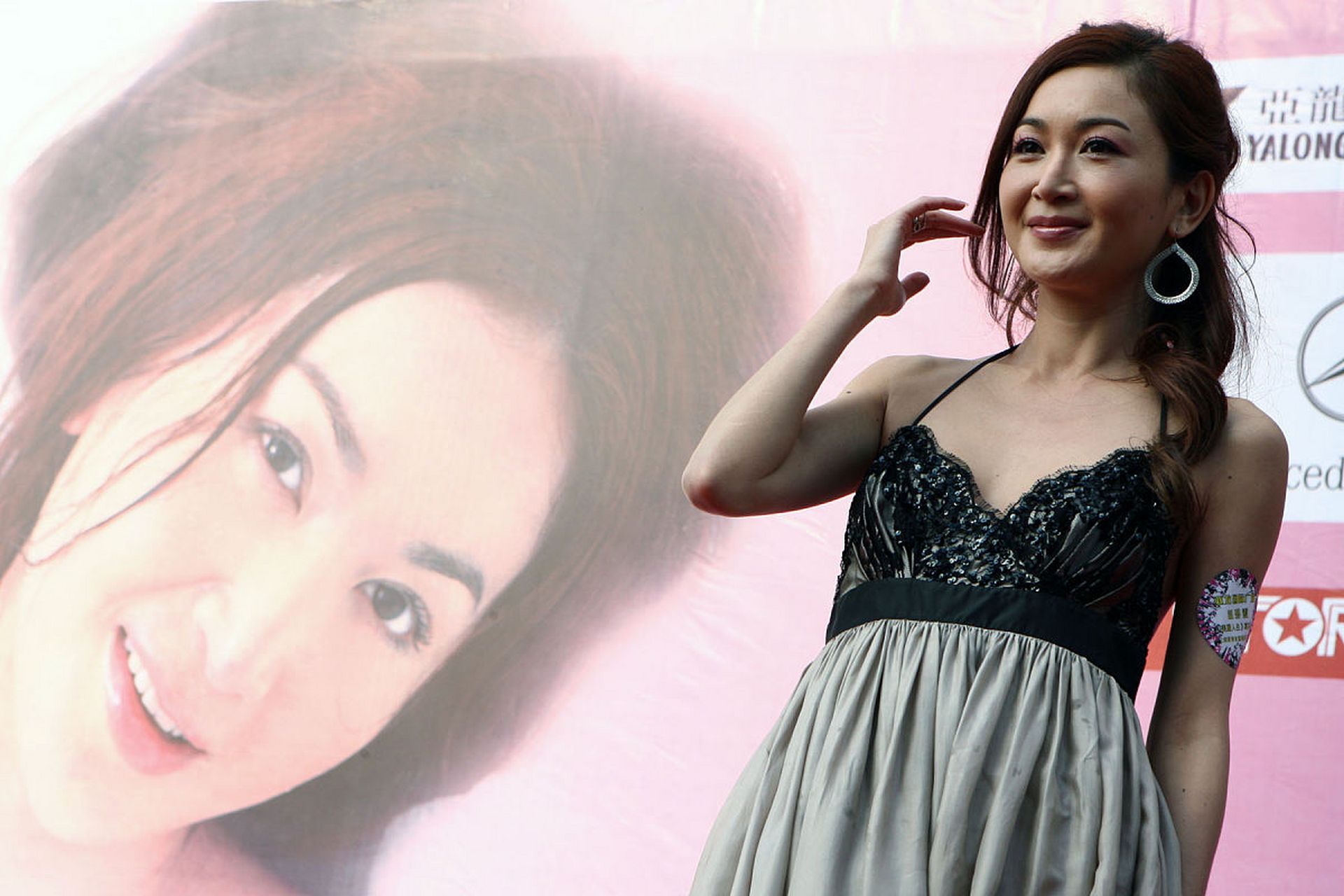 标题:《温碧霞近照曝光:岁月难掩风采,网友竟用"盛世