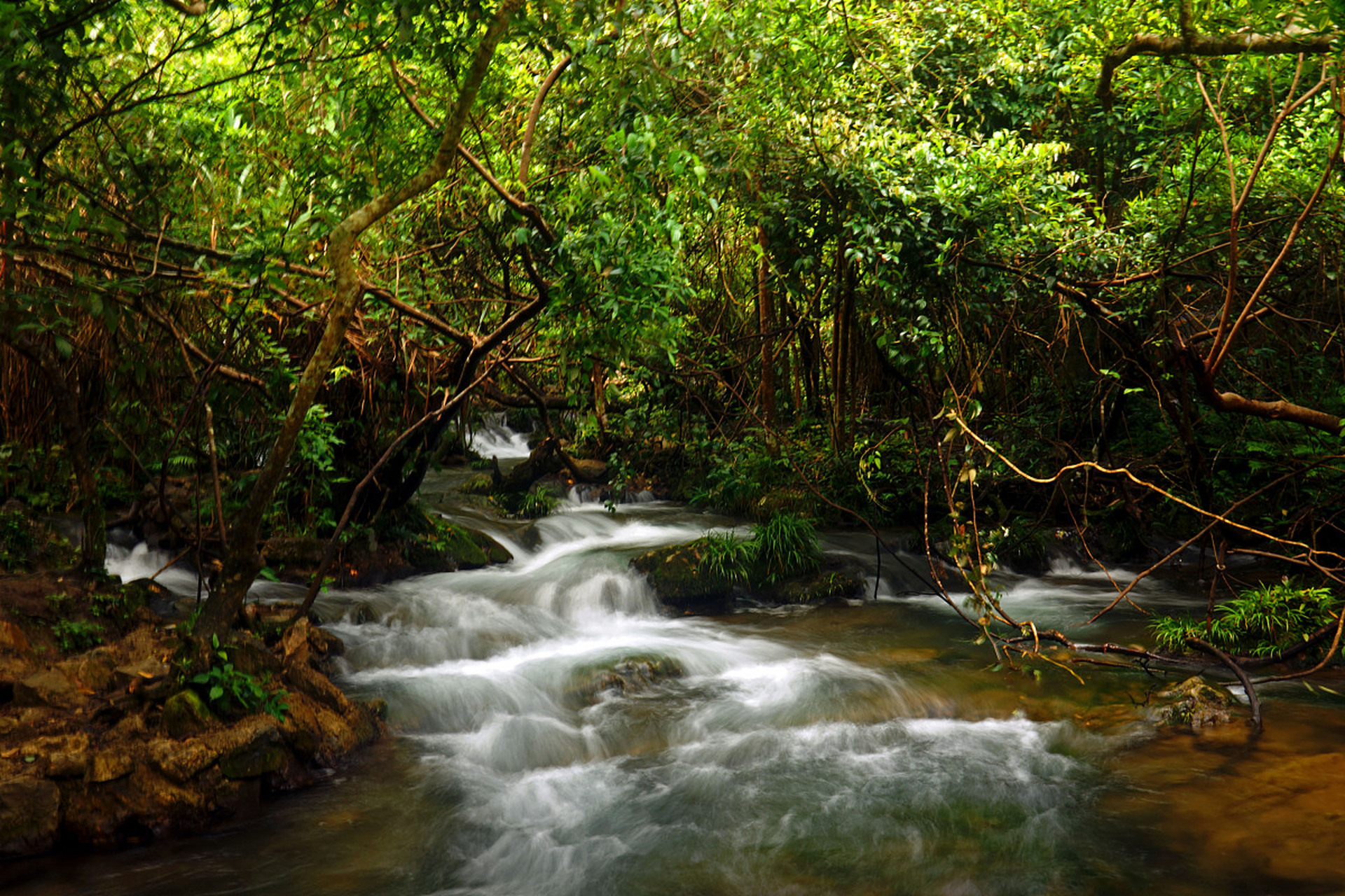 小七孔风景区位于荔波县南部,是一个集山水风光,人文景观,探险旅游于