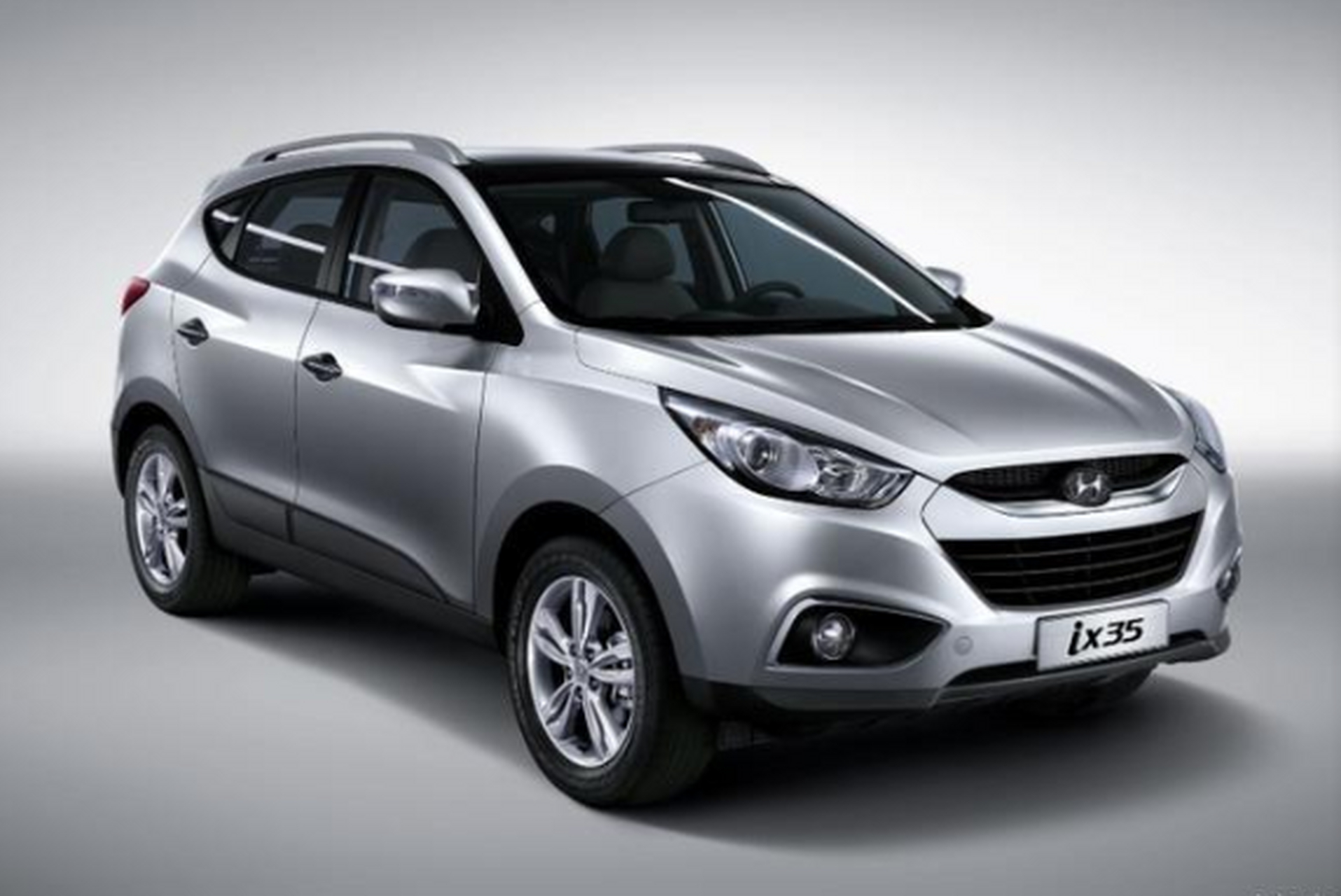 现代ix35午夜蓝的外观还是比较耐看,悬架高,在在路上视野非常好,回头