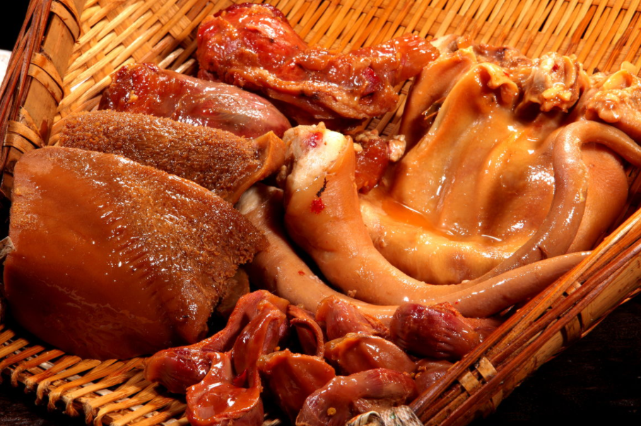 大姐街头卖特色卤猪肉,虽然卖的贵了点,但味道却很赞!