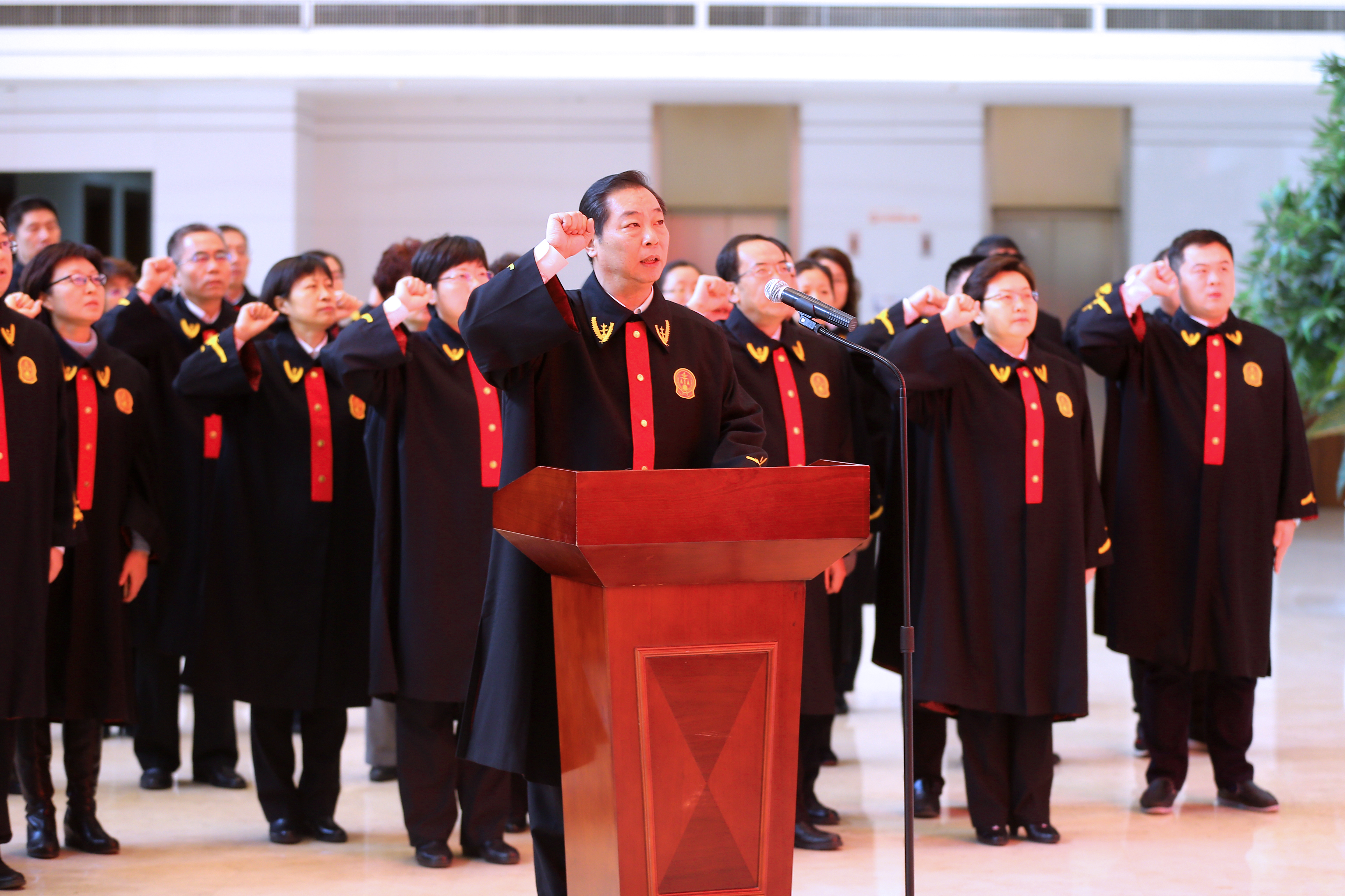 12月4日,见证了法官们的庄严宣誓后,代表们参观了济宁市中级人民法院