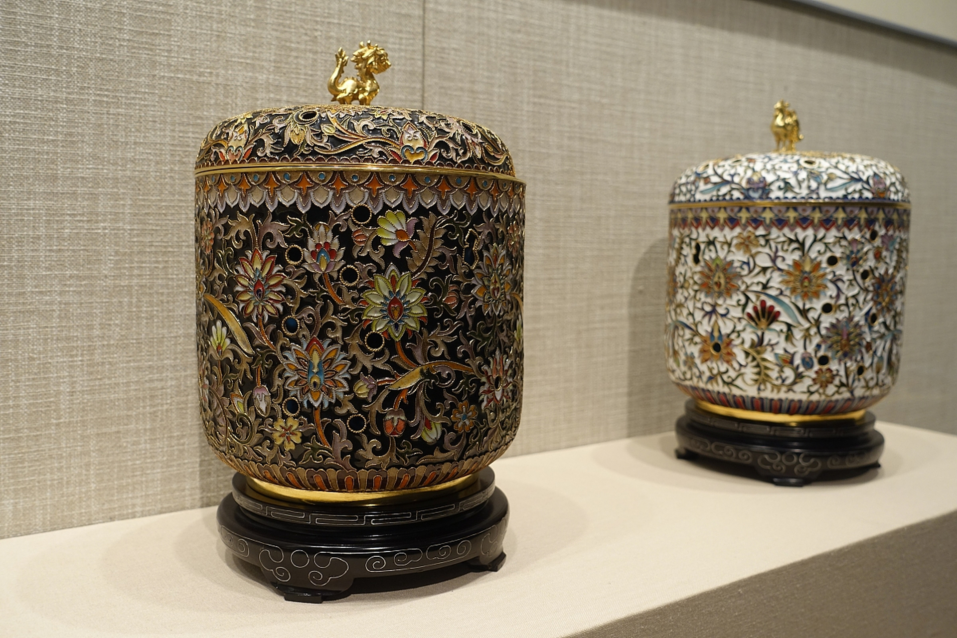 南海的一次考古探险中,一艘古老的沉船被发现,船上满载着精美的珐华器