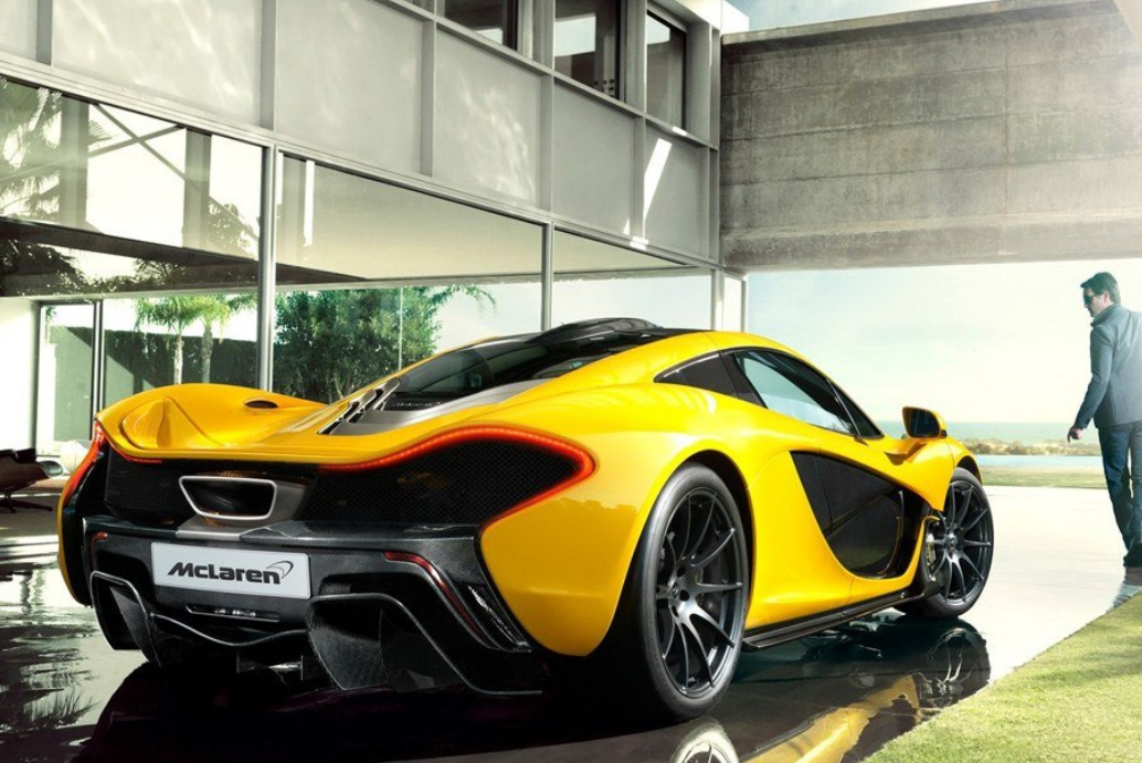 尾部的设计也很酷炫,特别是尾灯的设计,真的很好看.