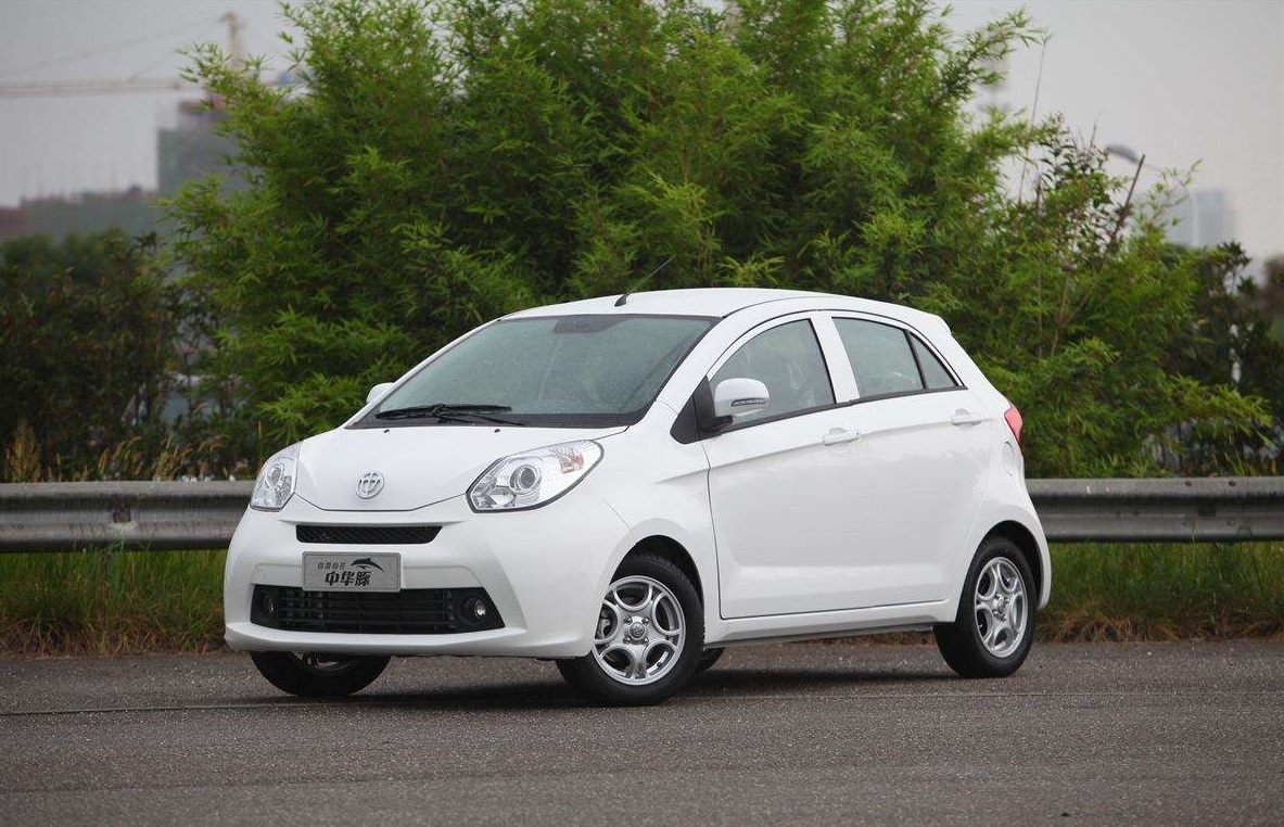 中华豚的前脸看起来十分的精致,外凸上挑的大灯炯炯有神,长条式的中网