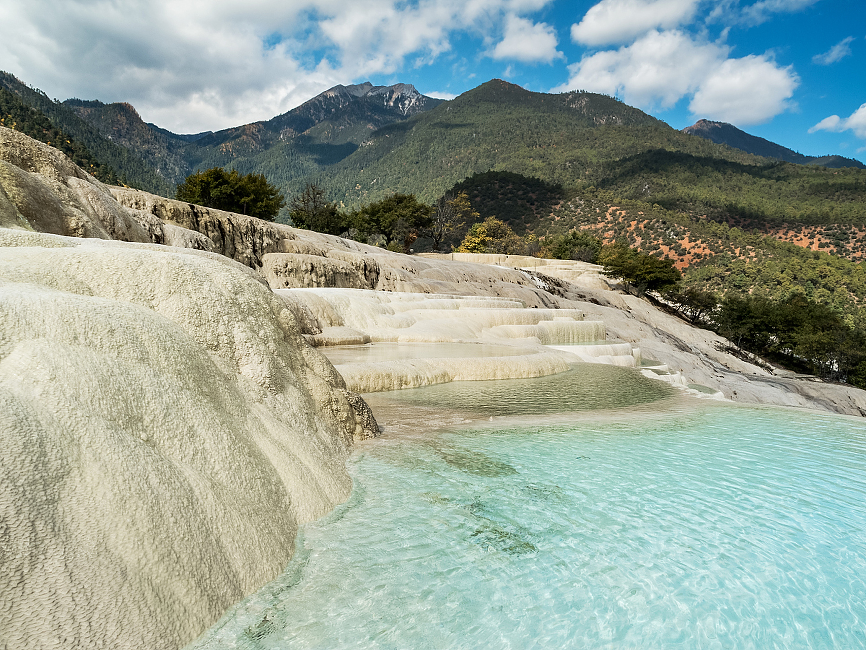 白水台(bai shui tai) 是一座位于中国云南省迪庆藏族自治州的自然