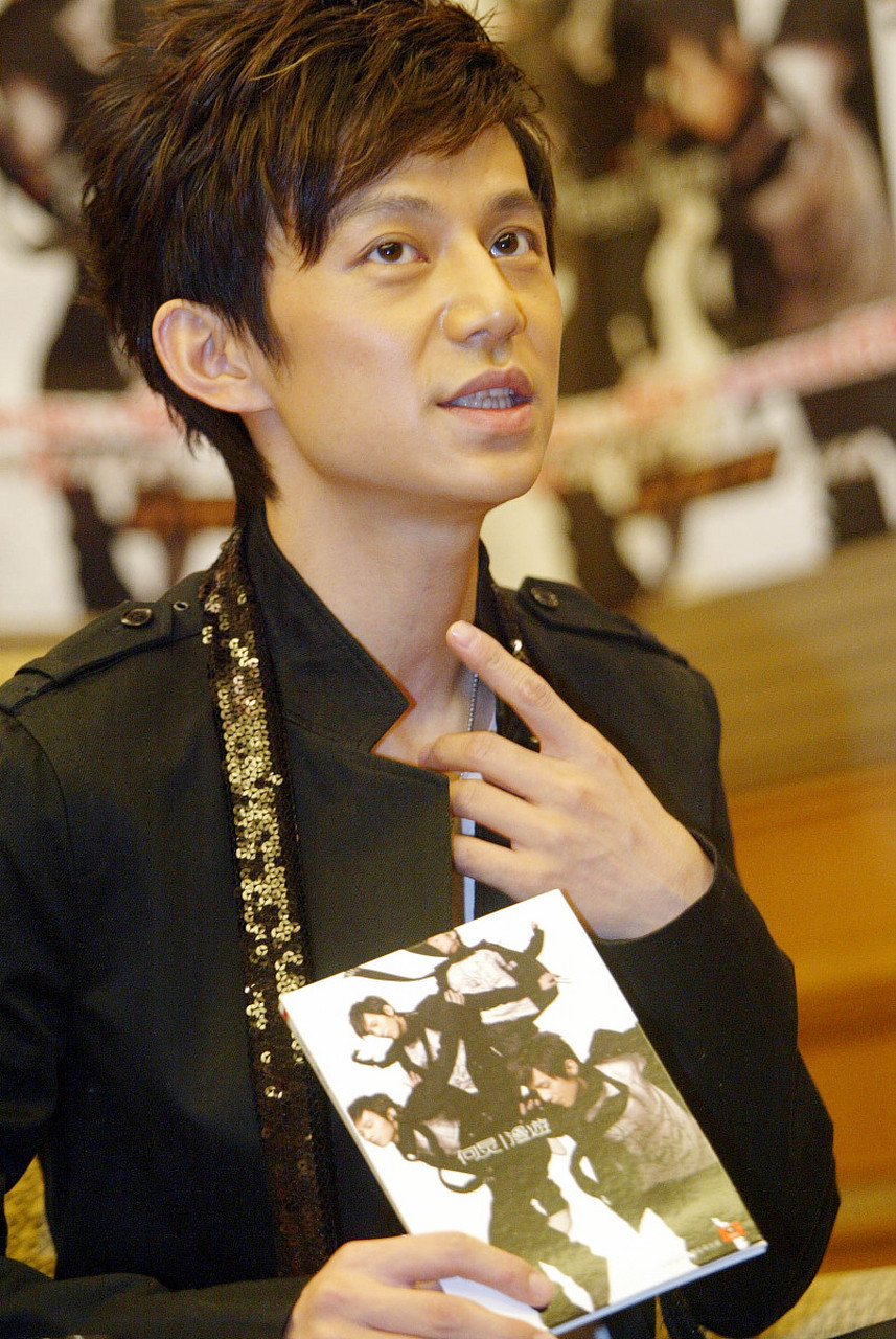 何炅作为知名主持人,演员和导演,以其独特的魅力和智慧,赢得了广大