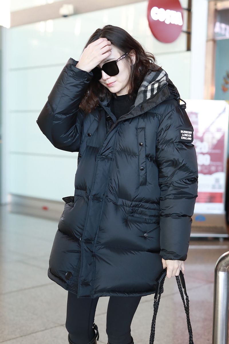 宋佳街拍:burberry黑色棉服搭配骑士靴 chanel流浪包酷劲十足