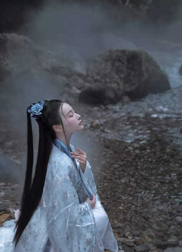 只出场1行的女配走佛系路线,带男主的娃环游世界,远离剧情逍遥