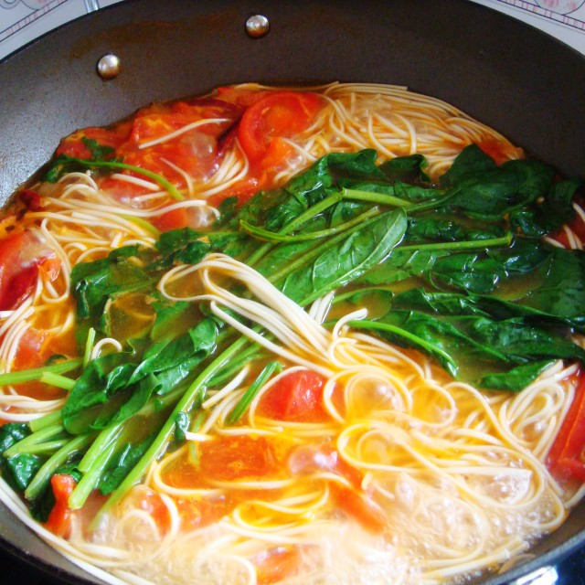 西红柿鸡蛋面,面条筋道爽滑,汤汁鲜美,搭配鸡蛋和青菜,简单易做,营养