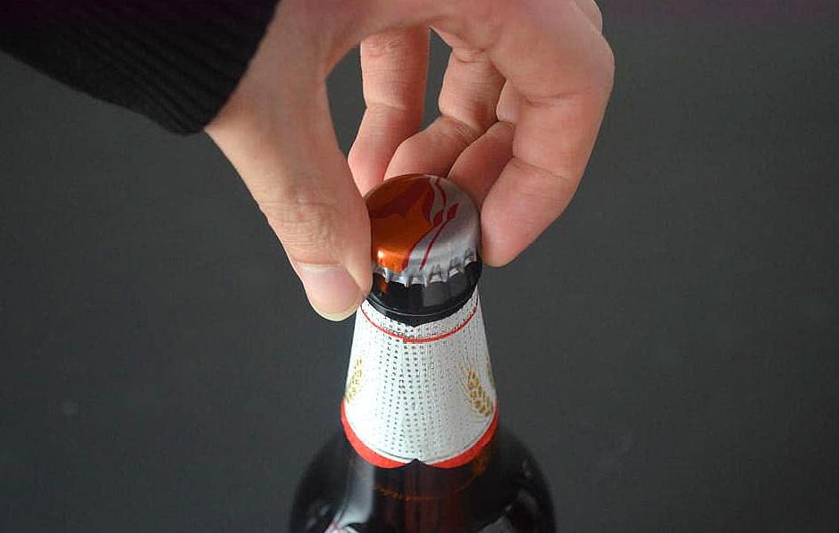 这是最"科学"的开啤酒瓶方法,用手能轻松拧下来,一点儿不费劲