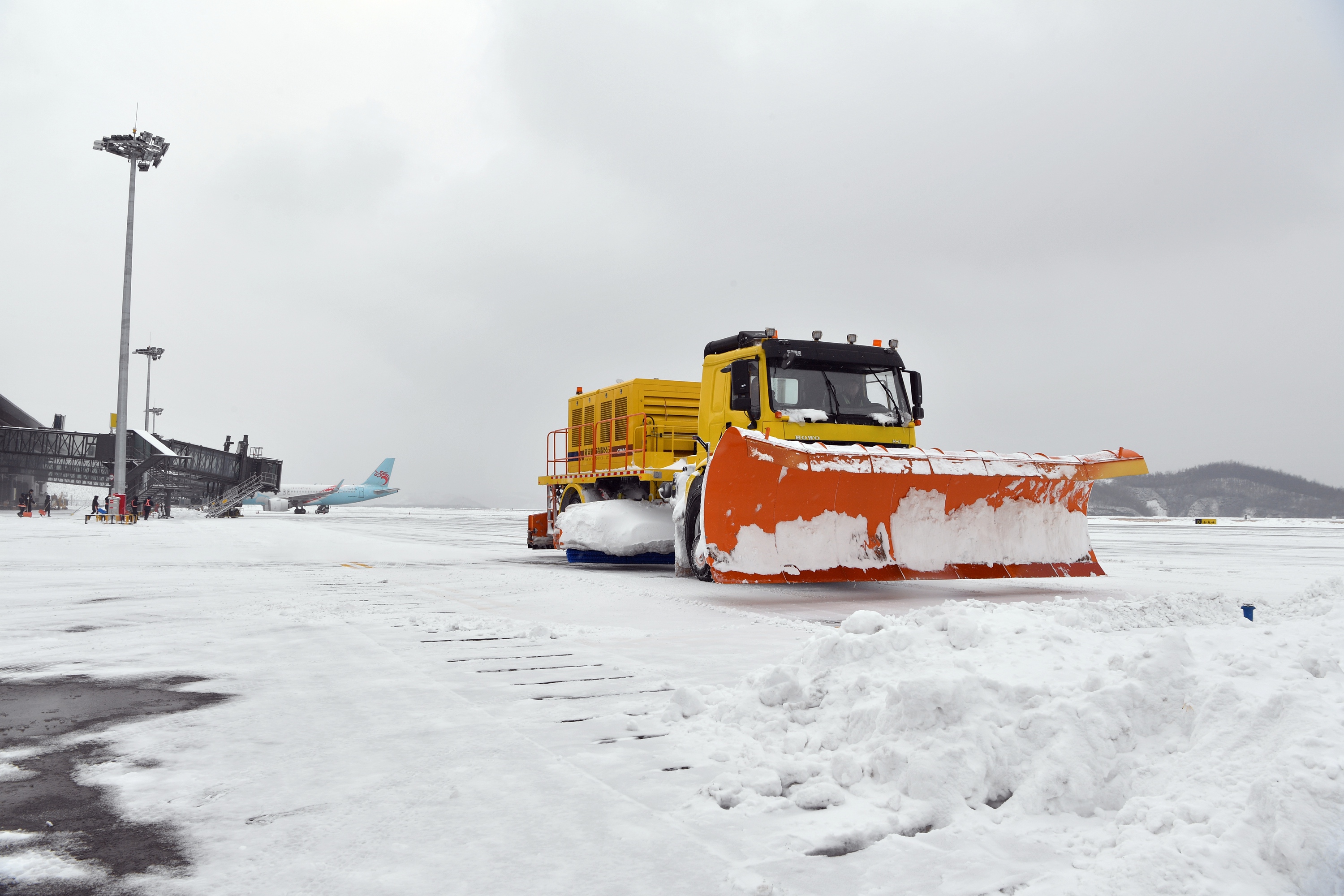 陕西延安:机场除雪保出行