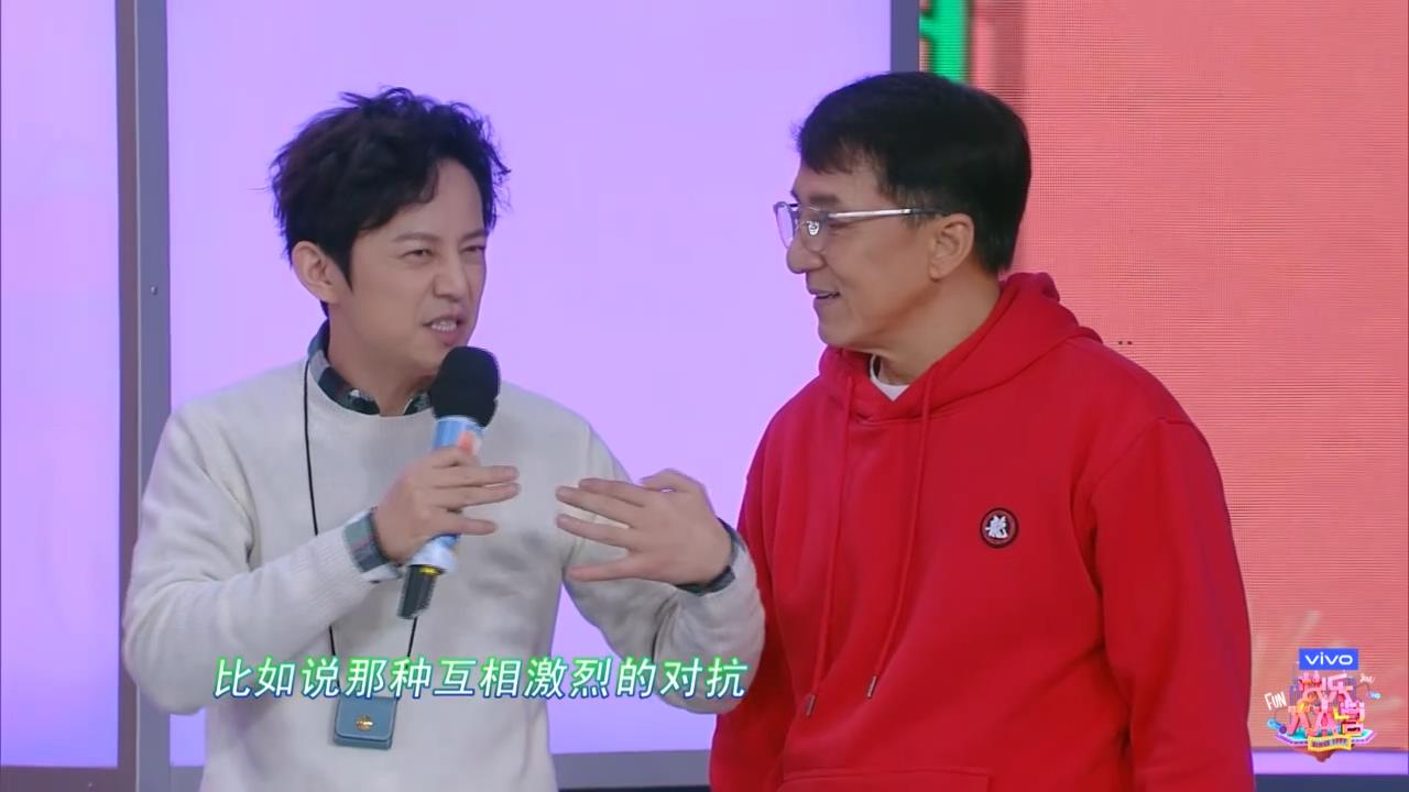 《快乐大本营》大象转尴尬一幕,何炅摔了个趔趄,成龙却稳操胜券