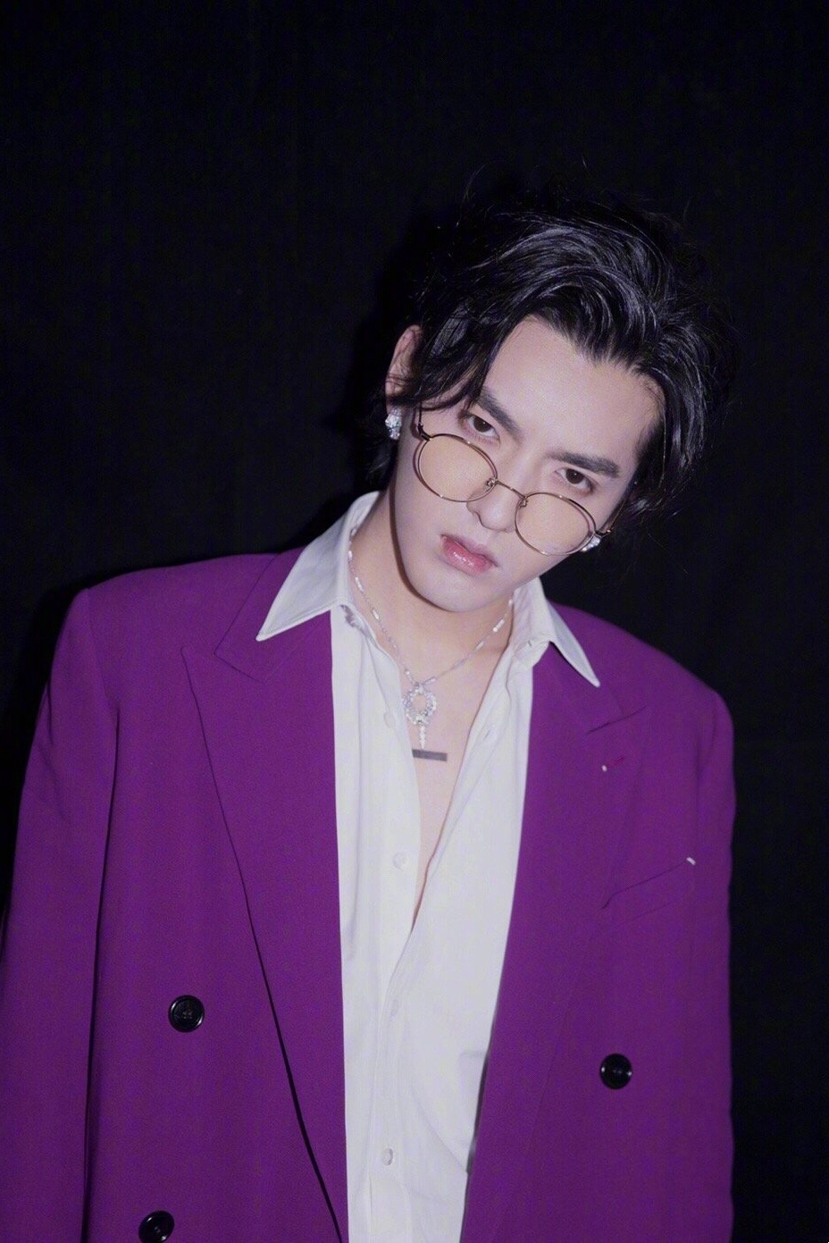 谁说紫色衣服难驾驭,看看蔡徐坤,王一博,吴亦凡和张艺兴的穿搭