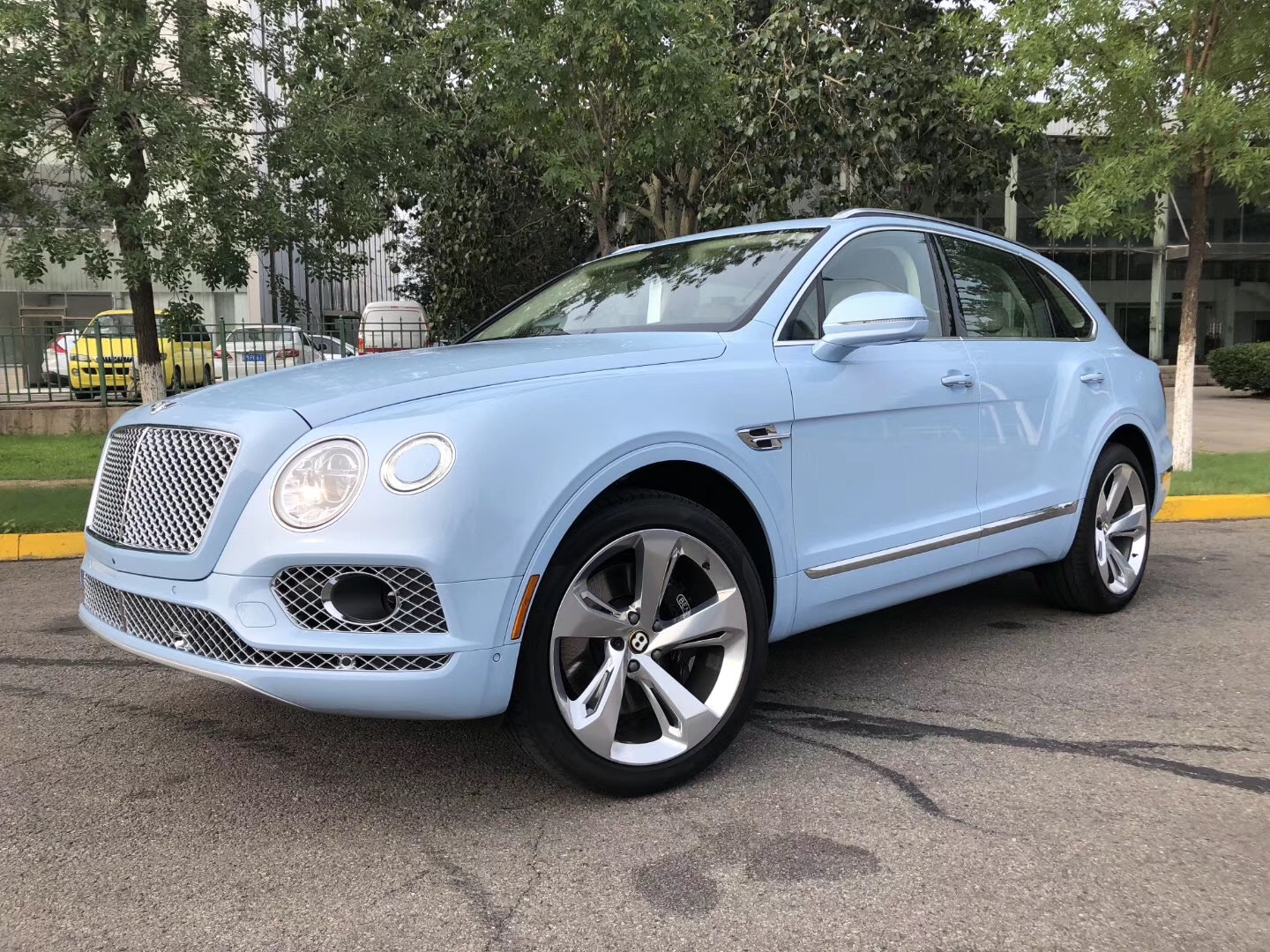 全新宾利添越车型