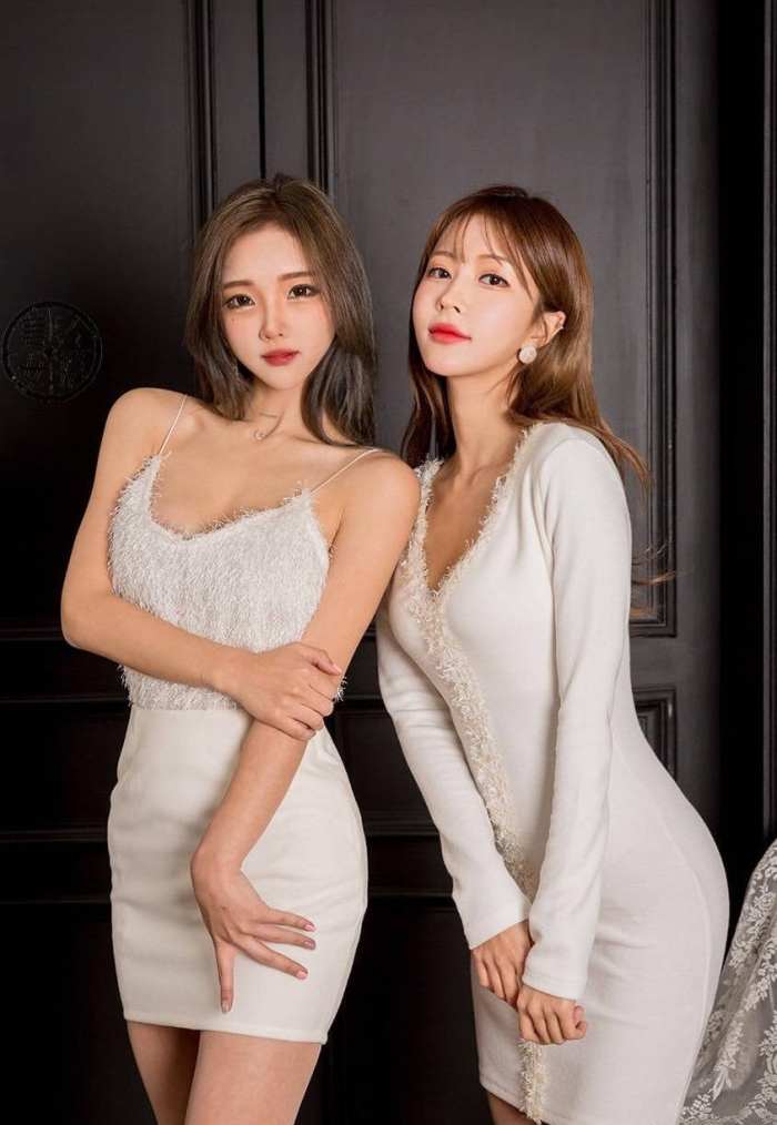 身材丰满的姐妹花,却长了娃娃脸,你们更喜欢哪个呢?