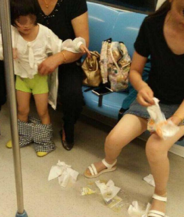 孩子憋不住不尿吗?没人性孙子地铁尿尿,爷爷怒怼网友后离去